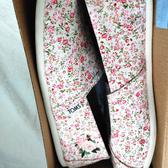 Toms Shoes - Toms floral embroidered shoes 11